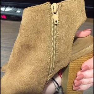 Brown size 5;1/2 fringe heels